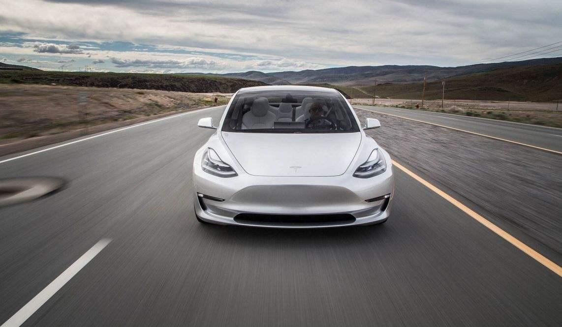 Model 3 一年半時(shí)間降價(jià)近 8 萬(wàn)，特斯拉副總裁 6 天 6 次回應(yīng)