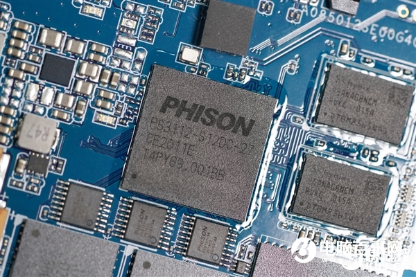 19999元！影馳16TB企業(yè)級SSD拆解圖賞 16顆存儲芯片太壯觀