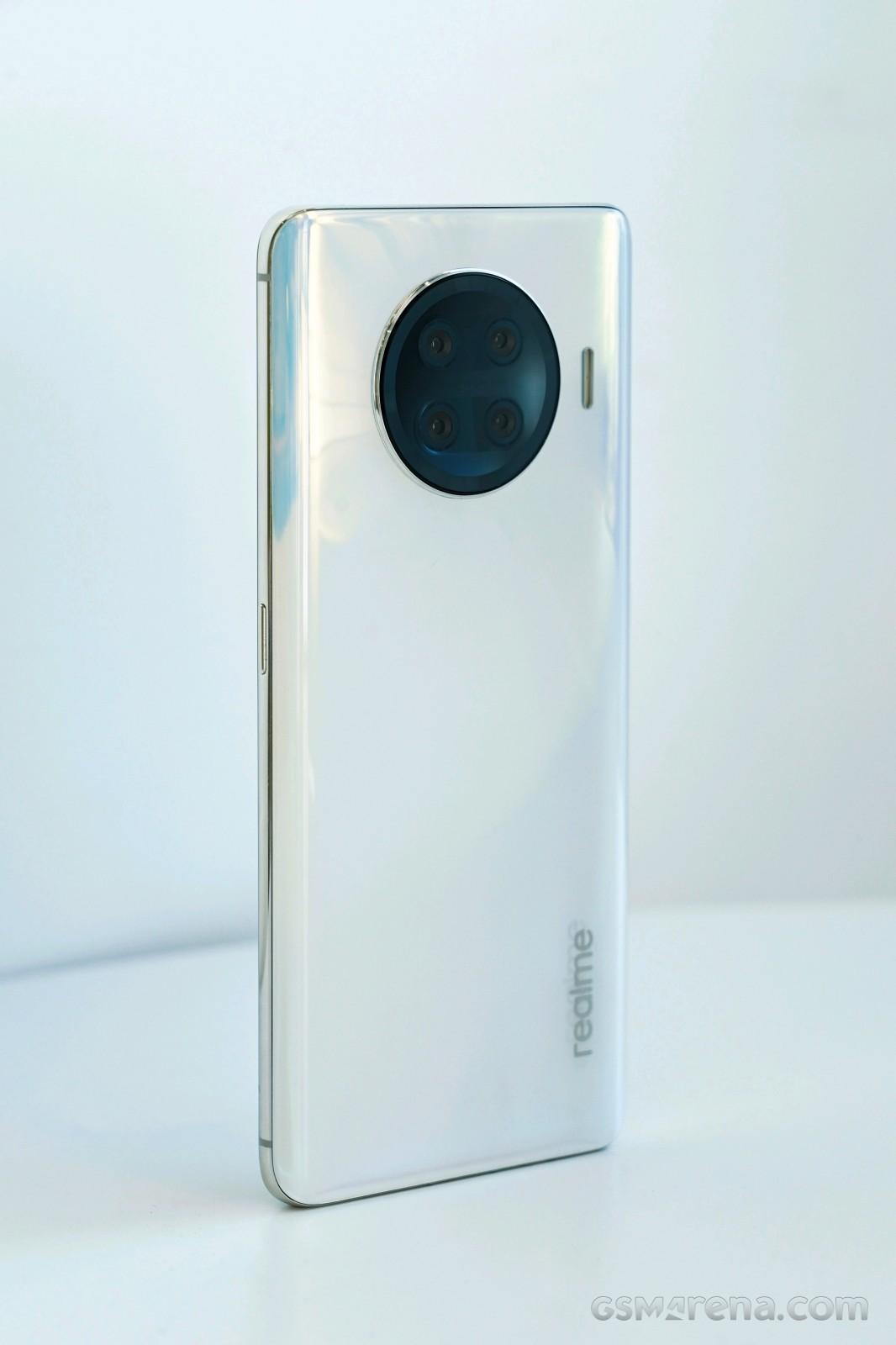 外媒曝出 realme Race 外觀，純白機身，首批搭載驍龍 888 芯片