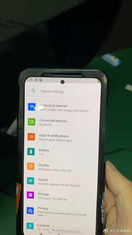 Redmi旗艦！疑似Redmi K40真機(jī)諜照曝光：采用OLED挖孔屏