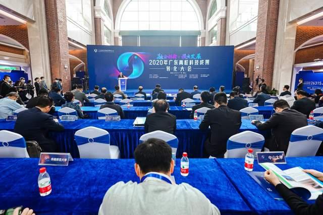 2020廣東高?？萍汲晒D(zhuǎn)化大會助推科技應(yīng)用駛?cè)肟燔嚨? /></center><center>  </p>
<p>(在廣東省教育廳廳長 景李虎，佛山市政府副市長許國等嘉賓的見證下，大會現(xiàn)場進(jìn)行投資孵化和產(chǎn)學(xué)研合作項(xiàng)目簽約。)</p>
<p>  </center>  </p>
<p>　　此外，現(xiàn)場還進(jìn)行12個投資孵化和產(chǎn)學(xué)研合作項(xiàng)目簽約。廣東高校科技成果轉(zhuǎn)化中心依托高?？萍紕?chuàng)新力量，創(chuàng)新機(jī)制體制做實(shí)做活，組建技術(shù)經(jīng)理人專業(yè)團(tuán)隊(duì)開展實(shí)地調(diào)研，整合高校和各類創(chuàng)新資源，精準(zhǔn)定位技術(shù)應(yīng)用領(lǐng)域，深度挖掘高校高質(zhì)量科技成果，深入一線調(diào)研產(chǎn)業(yè)技術(shù)需求，常態(tài)化開展線上線下對接，為企業(yè)解決技術(shù)難題超百項(xiàng)，直接服務(wù)的項(xiàng)目及其轉(zhuǎn)化落地金額達(dá)41項(xiàng)和2億元。</p>
<p>  <center></center>  </p>
<p>　　轉(zhuǎn)化大會還邀請了東北大學(xué)校長趙繼，加拿大工程院院士、北京科技大學(xué)順德研究生院教授劉煥明，日本工程院院士、深圳大學(xué)特聘教授刁東風(fēng)，分別進(jìn)行了”推動體制機(jī)制創(chuàng)新，實(shí)現(xiàn)科技成果雙向轉(zhuǎn)化”、”科技創(chuàng)新與產(chǎn)業(yè)孵化”和”用納米的思維看世界-碳納米傳感”的主旨演講。</p>
<p>  <center></center>  </p>
<p>　　本次轉(zhuǎn)化對接大會期間，還同步舉行了廣東高?？萍汲晒D(zhuǎn)化技術(shù)經(jīng)理人培訓(xùn)(第8期)，中國(第一屆)高?？萍汲晒D(zhuǎn)化研討會，高校高質(zhì)量成果展示對接活動，以及院士團(tuán)隊(duì)項(xiàng)目精準(zhǔn)對接活動。</p>
<p>  <center></center>  </p>
<p>　　<strong>路演大賽：</strong></p>
<p>  <center></center>  </p>
<p>　　<strong>打造灣區(qū)成果轉(zhuǎn)化”加速器”</strong></p>
<p>  <center></center>  </p>
<p>　　為深化粵港澳高校創(chuàng)新合作，打通產(chǎn)業(yè)精準(zhǔn)對接渠道，廣東高?？萍汲晒D(zhuǎn)化路演大賽作為全省品牌活動已連續(xù)開展三年。</p>
<p>  <center></center>  </p>
<p>　　2020第三屆廣東高?？萍汲晒D(zhuǎn)化路演大賽于今年5月份啟動，共吸引71所高校共263個項(xiàng)目參賽，172個項(xiàng)目入圍初賽，20個初創(chuàng)組項(xiàng)目、12個成長組項(xiàng)目晉級決賽。經(jīng)過初賽激烈的競爭和層層篩選，32個晉級小組決賽項(xiàng)目于10-11日展開了總決賽的激烈角逐。</p>
<p>  <center></center>  </p>
<p>　　總決賽上，參賽團(tuán)隊(duì)依次路演，先進(jìn)制造、生物醫(yī)藥、節(jié)能環(huán)保以及新材料等多個領(lǐng)域的項(xiàng)目同場競技，賽事高潮迭起。參賽團(tuán)隊(duì)通過”9+6″路演形式演講，經(jīng)過9分鐘推介和6分鐘答辯環(huán)節(jié)后，由專家評委團(tuán)從項(xiàng)目的科技含量、市場機(jī)會、團(tuán)隊(duì)的業(yè)務(wù)能力及管理能力等多角度對參賽項(xiàng)目進(jìn)行打分。最終，南方科技大學(xué)的《Micro-LED新型顯示》和汕頭大學(xué)的《柔性透明電子封裝超高阻隔膜研發(fā)》分別獲得成長組和初創(chuàng)組一等獎。</p>
<p>  <center></center>  </p>
<p>　　大賽期間，廣東高校科技成果轉(zhuǎn)化中心針對32個入圍決賽的項(xiàng)目進(jìn)行1對1回訪跟蹤及投資機(jī)構(gòu)對接，邀請企業(yè)、投融資機(jī)構(gòu)進(jìn)行專場接洽，實(shí)現(xiàn)落地轉(zhuǎn)化，為科技成果轉(zhuǎn)化落地提供新動力，進(jìn)一步推動粵港澳大灣區(qū)高校深度創(chuàng)新合作。截止目前，32個決賽項(xiàng)目已有5個獲得投資意向，金額超8000萬元。</p>
<p><strong>特別提醒：</strong>本網(wǎng)內(nèi)容轉(zhuǎn)載自其他媒體，目的在于傳遞更多信息，并不代表本網(wǎng)贊同其觀點(diǎn)。其原創(chuàng)性以及文中陳述文字和內(nèi)容未經(jīng)本站證實(shí)，對本文以及其中全部或者部分內(nèi)容、文字的真實(shí)性、完整性、及時(shí)性本站不作任何保證或承諾，并請自行核實(shí)相關(guān)內(nèi)容。本站不承擔(dān)此類作品侵權(quán)行為的直接責(zé)任及連帶責(zé)任。如若本網(wǎng)有任何內(nèi)容侵犯您的權(quán)益，請及時(shí)聯(lián)系我們，本站將會在24小時(shí)內(nèi)處理完畢。</p>
</p></div>
<p>              </p>
		</article>
								            <div   id=