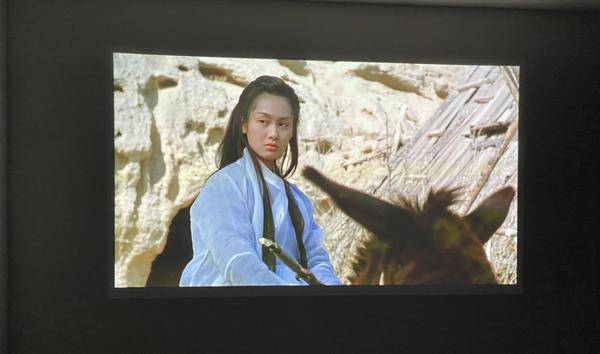 2021年臥室投影儀怎么選？當(dāng)貝投影D1性價比高不高？買了會后悔嗎？