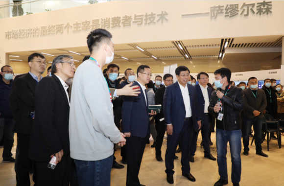 海信高管9個(gè)小時(shí)觀摩內(nèi)部創(chuàng)新展至凌晨，透露了三個(gè)信號(hào)