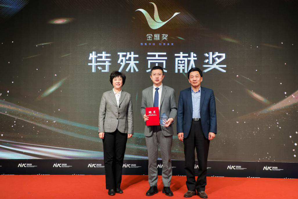 中國AI金雁獎“特殊貢獻獎”公布，百度CTO王海峰為產(chǎn)業(yè)界唯一獲獎?wù)? /></center>  </p>
<p>　　根據(jù)國家工業(yè)信息安全發(fā)展研究中心、工信部電子知識產(chǎn)權(quán)中心發(fā)布的《2020人工智能中國專利技術(shù)分析報告》，在人工智能專利申請量和授權(quán)量方面，百度分別以9364件專利申請和2682件專利授權(quán)處于第一位，這也是百度連續(xù)三年在該人工智能領(lǐng)域?qū)＠治鰣蟾嬷信琶谝弧?/p>
<p>　　百度還持續(xù)投入AI人才培養(yǎng)，目前已培養(yǎng)超過100萬AI人才，未來5年，將聯(lián)合社會各界培養(yǎng)500萬技術(shù)及產(chǎn)業(yè)人才，為中國智能經(jīng)濟和智能社會的發(fā)展提供人才保障。</p>
<p>　　“中國AI金雁獎”是對AI領(lǐng)域的領(lǐng)軍者和新興力量的成績與潛力的認(rèn)可和鼓勵，也激發(fā)科技工作者向前奮進、勇攀科技高峰。作為AI技術(shù)創(chuàng)新和賦能產(chǎn)業(yè)的重要力量，中國AI“頭雁”百度在人工智能領(lǐng)域持續(xù)探索，夯實我國人工智能基礎(chǔ)核心技術(shù)、推動產(chǎn)業(yè)智能化升級，為行業(yè)的發(fā)展樹立了榜樣。</p>
<p><strong>特別提醒：</strong>本網(wǎng)內(nèi)容轉(zhuǎn)載自其他媒體，目的在于傳遞更多信息，并不代表本網(wǎng)贊同其觀點。其原創(chuàng)性以及文中陳述文字和內(nèi)容未經(jīng)本站證實，對本文以及其中全部或者部分內(nèi)容、文字的真實性、完整性、及時性本站不作任何保證或承諾，并請自行核實相關(guān)內(nèi)容。本站不承擔(dān)此類作品侵權(quán)行為的直接責(zé)任及連帶責(zé)任。如若本網(wǎng)有任何內(nèi)容侵犯您的權(quán)益，請及時聯(lián)系我們，本站將會在24小時內(nèi)處理完畢。</p>
</p></div>
<p>              </p>
		</article>
								            <div   id=