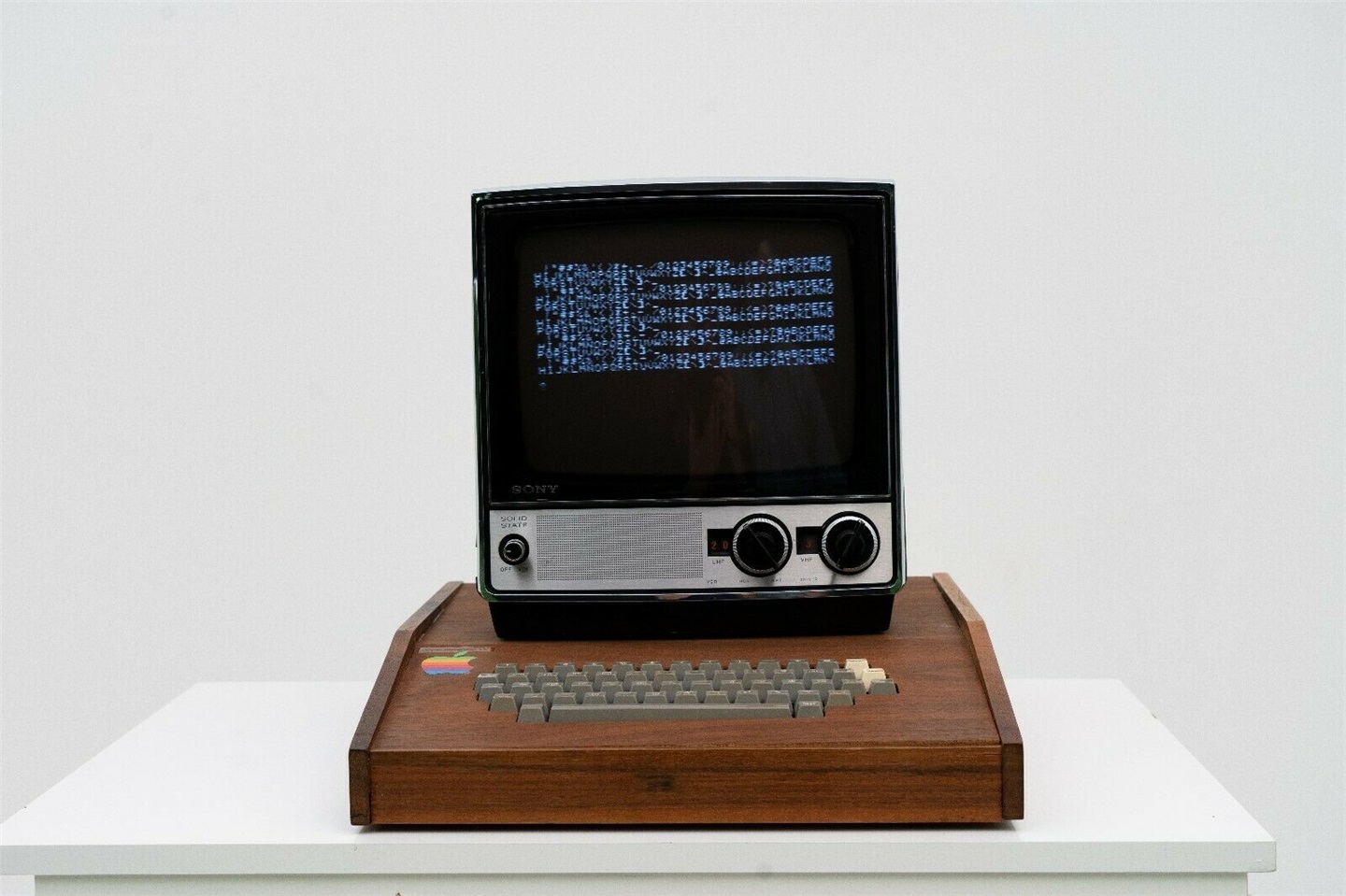 喬布斯親手制作的 Apple 1 電腦亮相 eBay：仍能開(kāi)機(jī)，售價(jià) 150 萬(wàn)美元