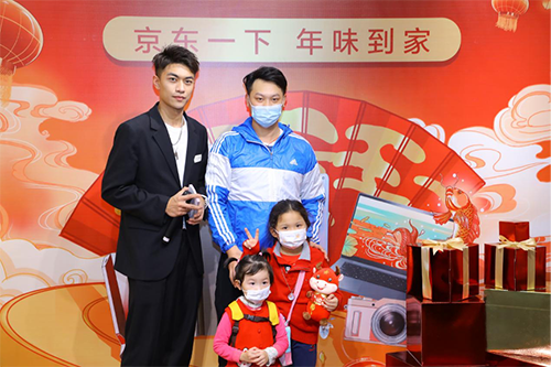 網(wǎng)紅主播“組團(tuán)”探店 京東3C家電年貨節(jié)線下門店的新打開(kāi)方式