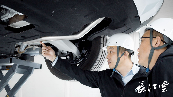 嵐圖汽車(chē)秉承打造高端車(chē)的嚴(yán)苛標(biāo)準(zhǔn)，品質(zhì)+安全第一