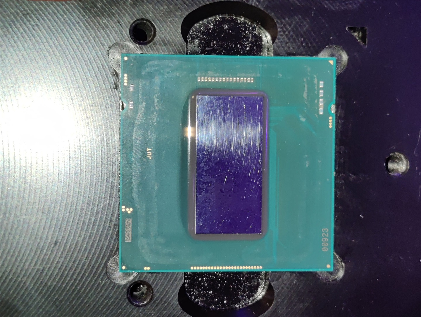 英特爾 i7-11700K 被開蓋:核心面積巨大