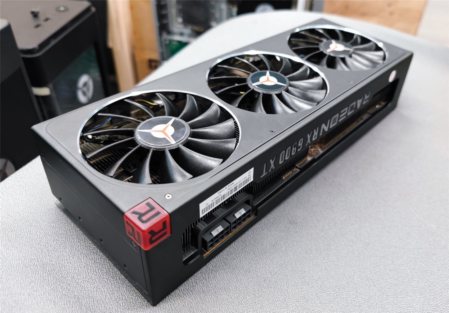 聯(lián)想拯救者 RX 6900 XT 顯卡實(shí)拍圖曝光，全包外殼一體式背板