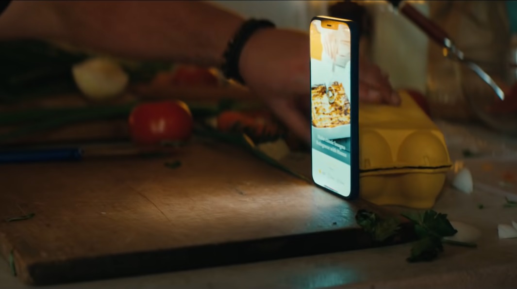 蘋果發(fā)布 iPhone 12 Cook 宣傳片:在廚房展現(xiàn)防塵防水效果