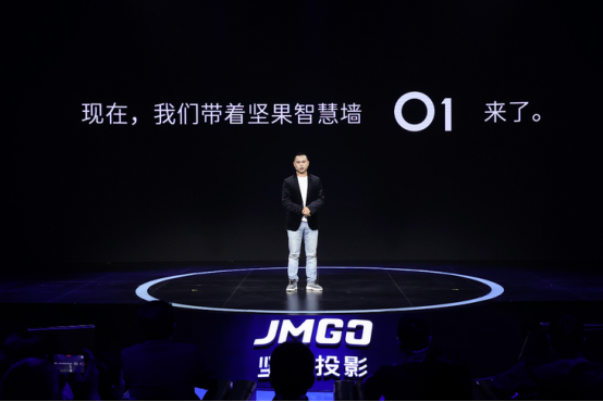 突破想象，堅(jiān)果智慧墻O1攜手創(chuàng)造營(yíng)、時(shí)尚芭莎與年輕人破圈對(duì)話(huà)