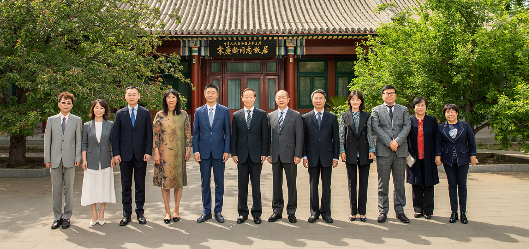 騰訊與中國宋慶齡基金會達成戰(zhàn)略合作 首屆青少周號召“追光”科學與藝術(shù)