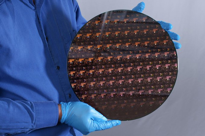 IBM 研制出全球首款 2nm 芯片：指甲大小容納 500 億個(gè)晶體管，智能手機(jī)電池可四天一充