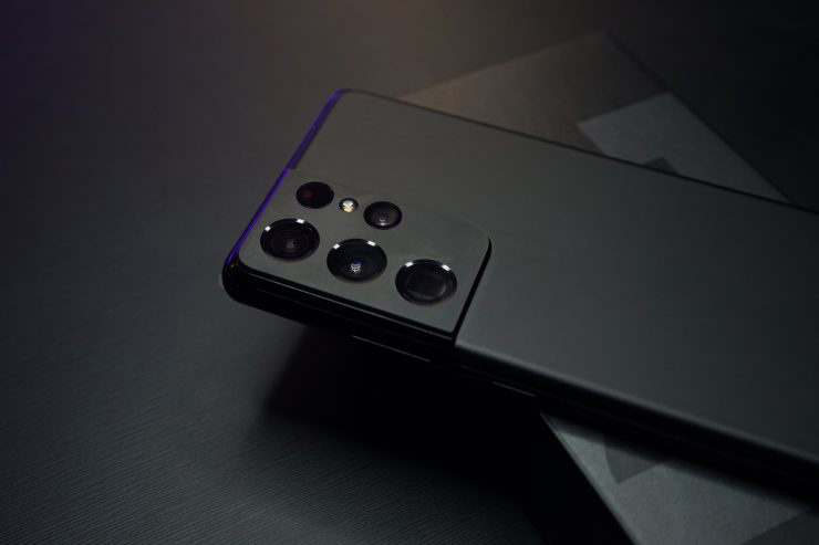 爆料稱三星 Galaxy S22 系列僅有 Ultra 版采用玻璃后蓋