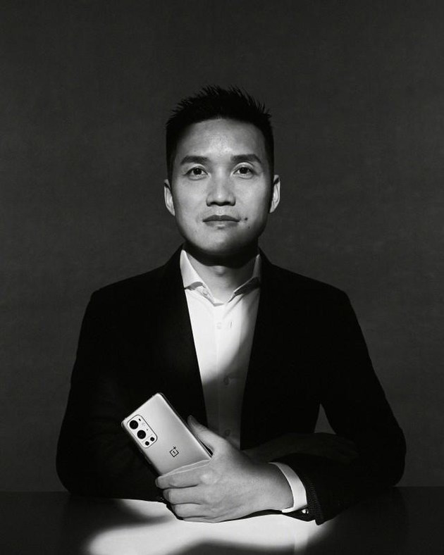 一加與 OPPO 合并，消息稱劉作虎或?qū)⑷ピ燔? /></center>  </p>
<p>　　據(jù)《深網(wǎng)》報道，OPPO 和一加相關(guān)人士雙方均證實了合并一事。綜合多位知情人士提供的信息，OPPO 和一加此番調(diào)整背后主要有兩方面原因，一是通過打通內(nèi)部架構(gòu)，更高效的參與手機(jī)市場，尤其是高端市場的競爭;二是通過組織和人事調(diào)整，讓劉作虎去為造車做準(zhǔn)備。此前有消息稱，OPPO 創(chuàng)始人陳明永已經(jīng)在新能源車的產(chǎn)業(yè)鏈資源和人才方面摸底、調(diào)研。</p>
<p>　　OPPO 和一加都是廣州歐加控股有限公司控股的企業(yè)，但雙方除了供應(yīng)鏈和生產(chǎn)共用之外，品牌一直是獨(dú)立運(yùn)營，市場定位也有差異。不過這兩年情況出現(xiàn)變動，2020 年 5 月，劉作虎回歸 OPPO 出任首席產(chǎn)品官，負(fù)責(zé) OPPO、一加的產(chǎn)品線。2021 年 3 月，一加新款手機(jī)一加 9 系列放棄了原來的氫 OS，采用與 OPPO 手機(jī)相同的 ColorOS 操作系統(tǒng)。</p>
<p><strong>特別提醒：</strong>本網(wǎng)信息來自于互聯(lián)網(wǎng)，目的在于傳遞更多信息，并不代表本網(wǎng)贊同其觀點。其原創(chuàng)性以及文中陳述文字和內(nèi)容未經(jīng)本站證實，對本文以及其中全部或者部分內(nèi)容、文字的真實性、完整性、及時性本站不作任何保證或承諾，并請自行核實相關(guān)內(nèi)容。本站不承擔(dān)此類作品侵權(quán)行為的直接責(zé)任及連帶責(zé)任。如若本網(wǎng)有任何內(nèi)容侵犯您的權(quán)益，請及時聯(lián)系我們，本站將會在24小時內(nèi)處理完畢。</p>
</p></div>
<div></div>
<p>              </p>
		</article>
								            <div   id=