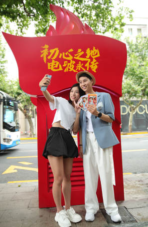 上海的電話亭，紅了！
