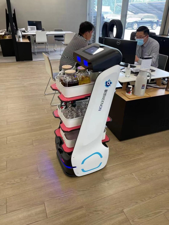 擎朗機(jī)器人助力汽車4s店打造智慧展廳