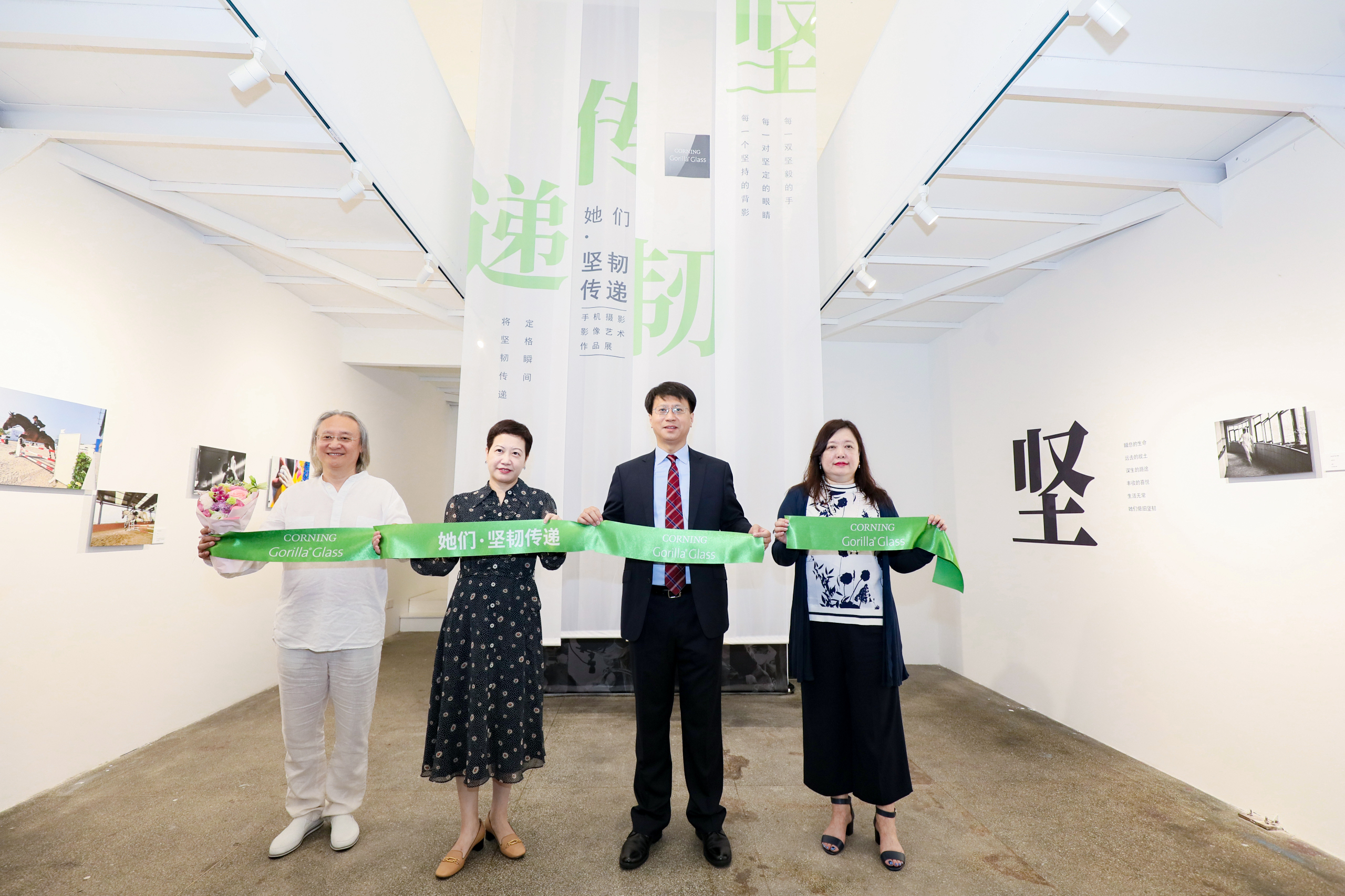 康寧大猩猩玻璃“她們·堅韌傳遞”主題攝影藝術(shù)展