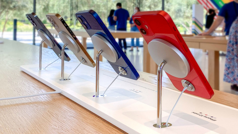 無(wú)線更簡(jiǎn)潔：蘋果在 Apple Store 采用 MagSafe 展示架，懸空展示 iPhone 12