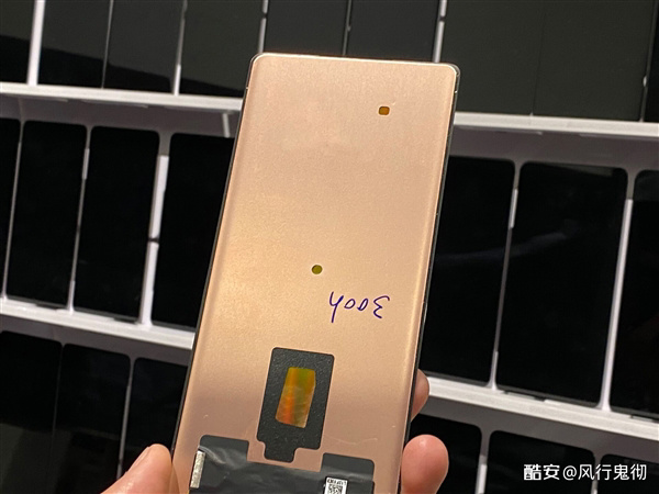 小米 MIX 4 工廠面板諜照曝光:前攝像頭置于屏幕正中央