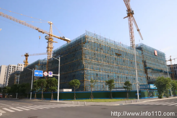 中國東南大數(shù)據(jù)產(chǎn)業(yè)園研發(fā)樓六期項目主體結(jié)構(gòu)封頂