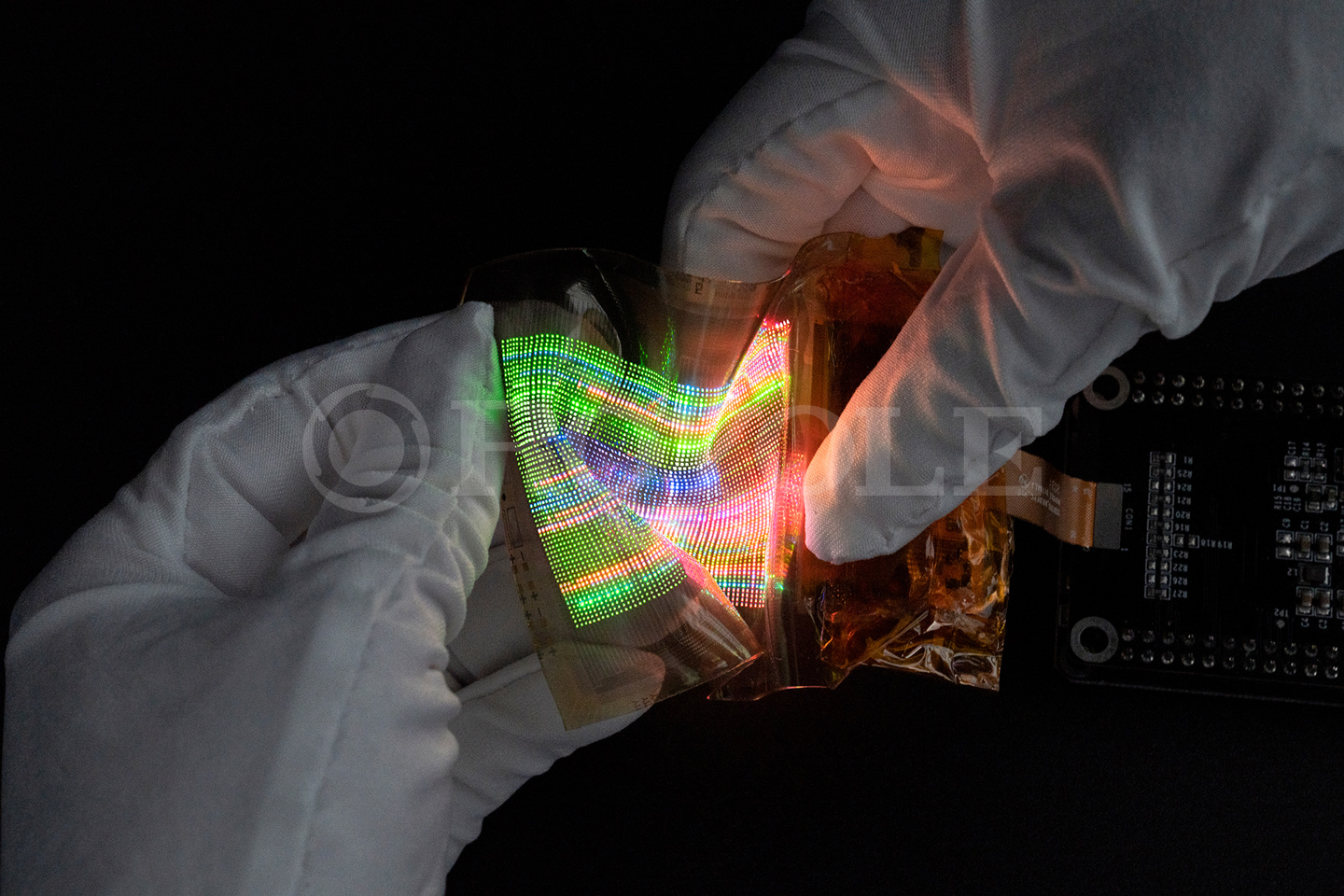 柔宇科技發(fā)布業(yè)內(nèi)首個 Micro-LED 彈力柔性屏技術(shù)：可拉伸、扭曲、旋轉(zhuǎn)