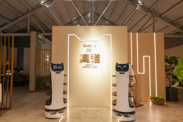 普渡機(jī)器人“貝拉”強(qiáng)勢(shì)入駐集膳斑斕，助力餐廳服務(wù)智慧升級(jí)