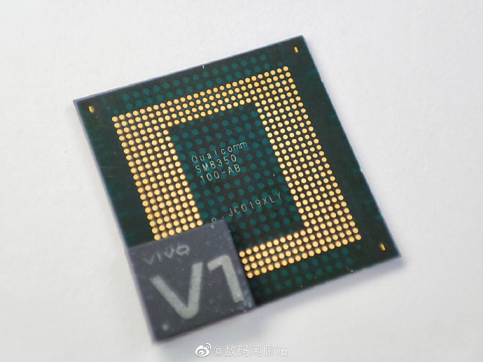 X70/Pro 系列首發(fā)采用，vivo 自研 V1 ISP 芯片曝光，大小對(duì)比驍龍 888