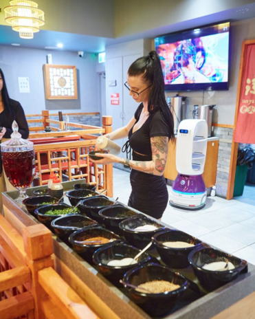 擎朗送餐機器人亮相譚鴨血澳大利亞首店 會送餐還能打招呼