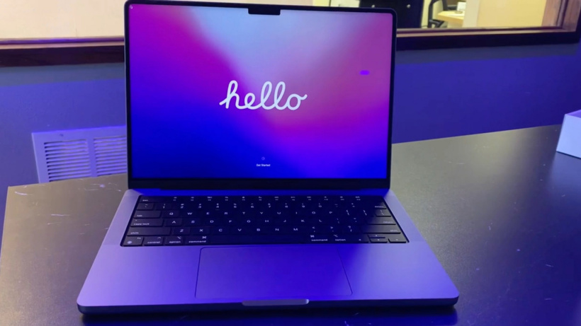 全新蘋果 M1 Pro/Max 版 MacBook Pro 14 開箱實拍照片曝光：劉海屏、全黑鍵盤設(shè)計