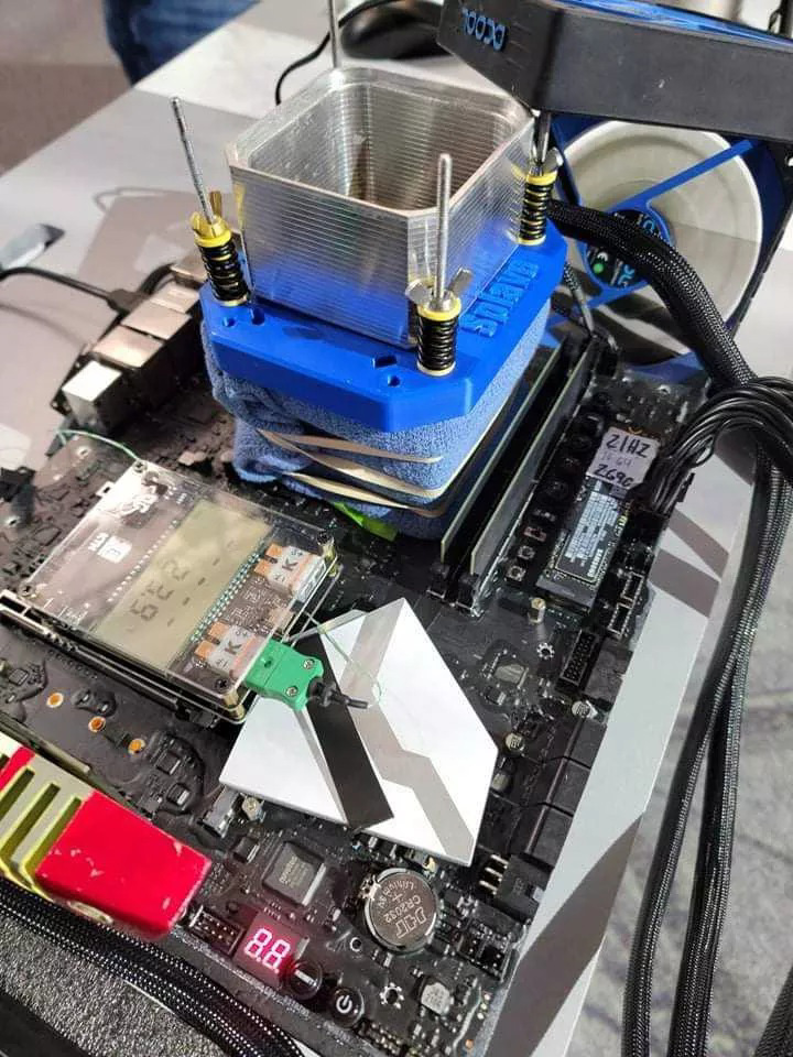 英特爾酷睿 i9-12900K 液氮超頻至 6.8 GHz，打破 Geekbench 5 同類紀(jì)錄