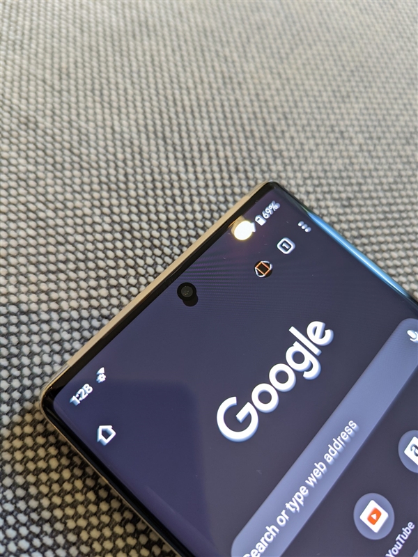 Android 12新旗艦谷歌Pixel 6 Pro出現(xiàn)罕見bug:單挖孔變成雙挖孔
