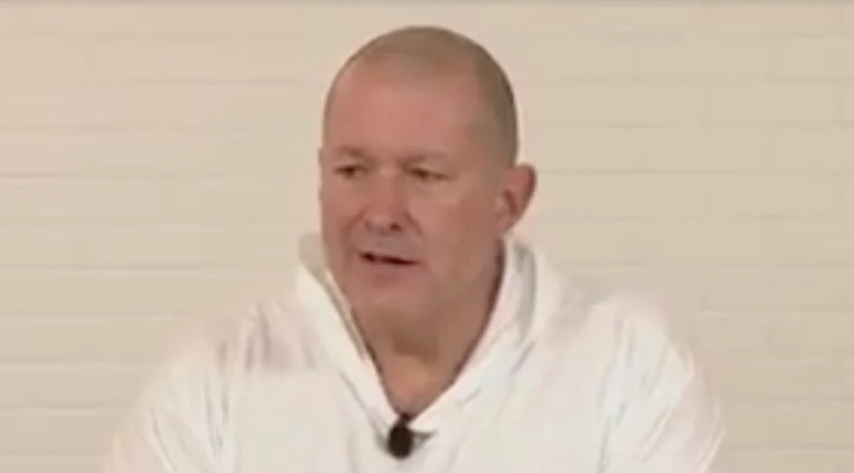 原蘋(píng)果首席設(shè)計(jì)師 Jony Ive 確認(rèn)仍在與蘋(píng)果合作，稱(chēng)“iPod 是蘋(píng)果首款可穿戴產(chǎn)品”