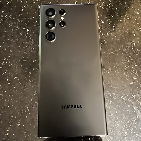 三星最強(qiáng)機(jī)皇！Galaxy S22 Ultra鏡頭膜神似“菜刀”：極具辨識(shí)度
