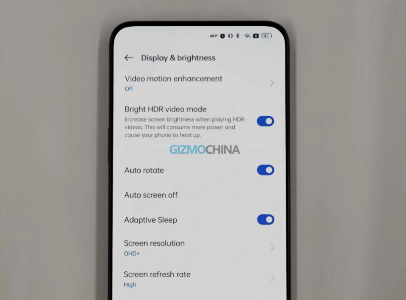 realme GT 2 Pro 實(shí)拍照曝光：采用屏下前置攝像頭，2K 屏