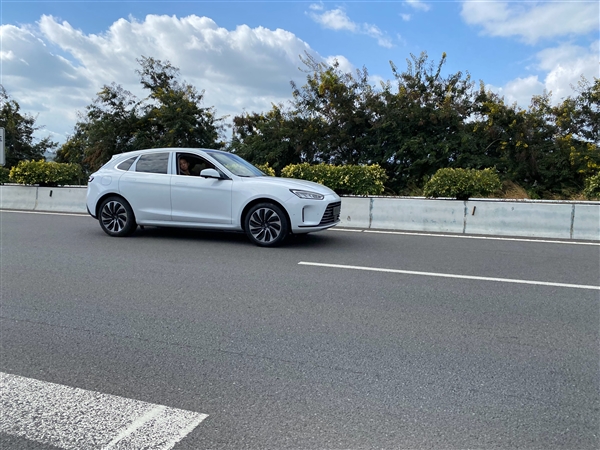 華為、賽力斯聯(lián)手打造！AITO首款車型問界M5實(shí)車上路：神似保時(shí)捷Maccan