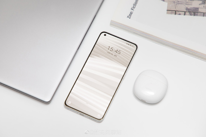 realme 真我 GT2 Pro 正面曝光：左上角打孔，邊框極窄