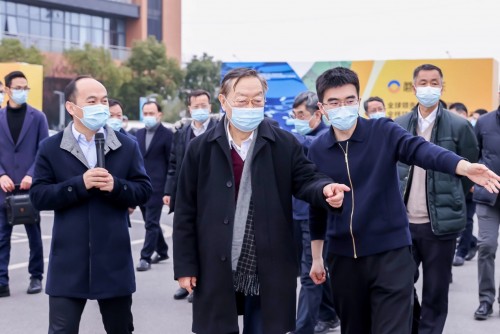 李毅中等調(diào)研蘑菇車(chē)聯(lián)，“車(chē)路云一體化”智慧交通項(xiàng)目初具規(guī)模