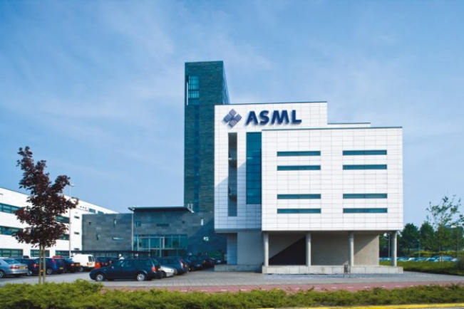 ASML 阿斯麥 Q1 財(cái)測(cè)低于預(yù)期，分析師：與存儲(chǔ)芯片價(jià)格大跌有關(guān)