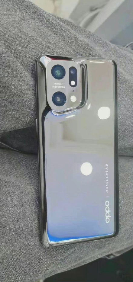 OPPO Find X5 真機(jī)照曝光:鏡面流線(xiàn)型后蓋,后攝一體式凸起