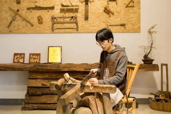 老木梳玩出新花樣，95后非遺傳承人在抖音電商展示青春國(guó)風(fēng)