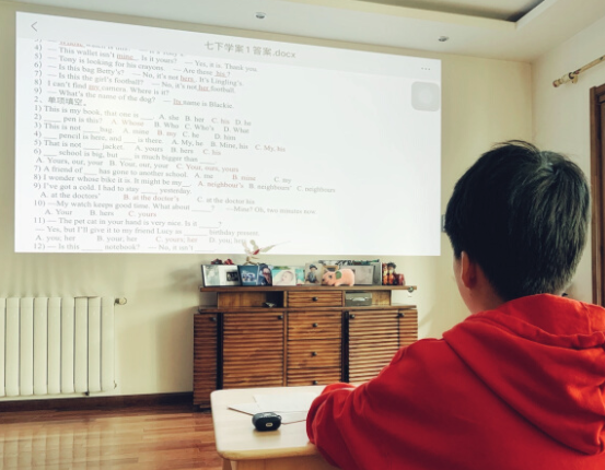 推薦適合孩子上網(wǎng)課的投影儀，當(dāng)貝X3超高亮度看得清上網(wǎng)課更護眼
