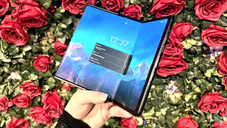 TCL 推出兩款概念手機(jī):折疊屏 + 卷軸屏合二為一
