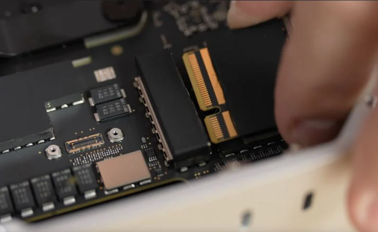 由于軟件限制，蘋果 Mac Studio 用戶不可自行升級存儲：雖然拆解顯示 SSD 可拔插
