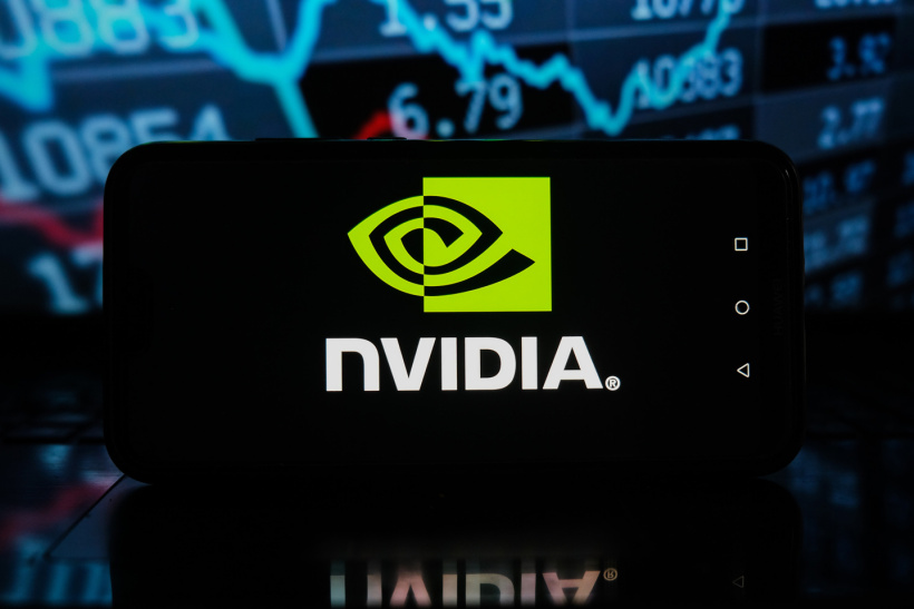 英偉達 CEO 黃仁勛:有興趣探索英特爾作為代工廠的可能性