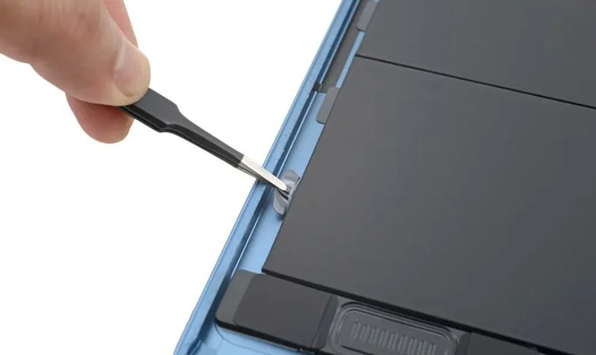 蘋果 iPad Air 5 拆解顯示：內(nèi)部配備拉片，便于更換電池