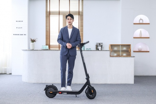 打造酷炫潮玩騎行新體驗，榮耀親選電動滑板車正式發(fā)布，售價2299元