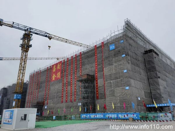 總規(guī)模3萬機(jī)柜 萬潤(rùn)（涿鹿）智能算力產(chǎn)業(yè)基地首棟?rùn)C(jī)樓封頂